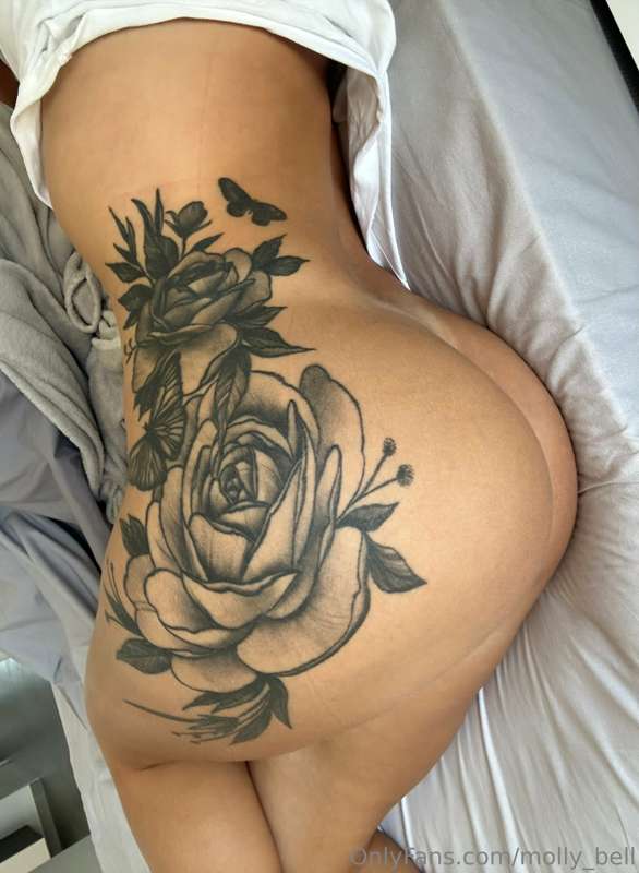 Dangerous tattooed curves ahead😈🤭