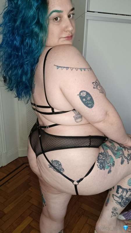 I need someone to hug me from behind 🥵