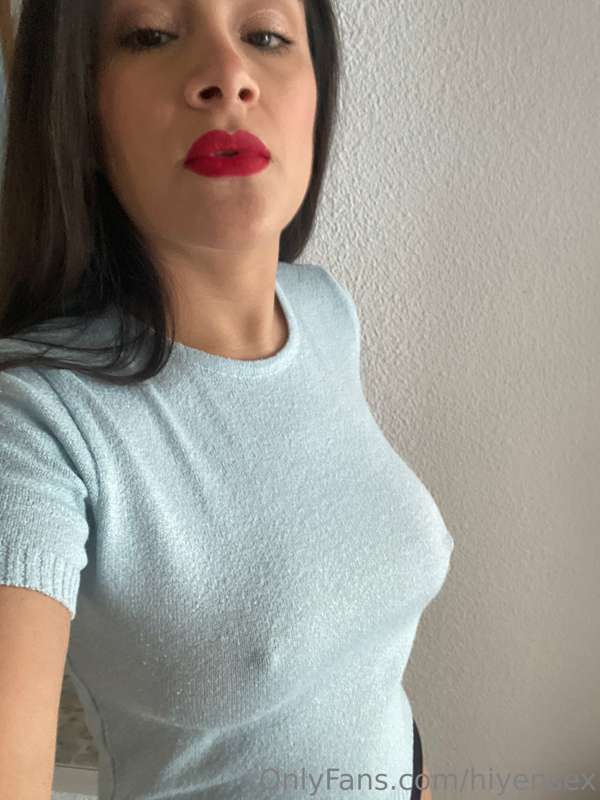 Me gusta la combinación de pezones 🍒 duros y labios rojos 💋