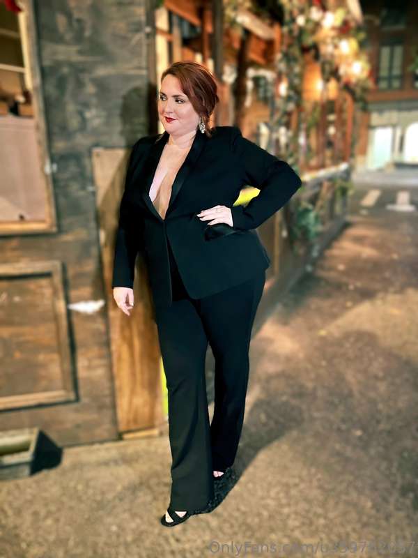 Classy with a touch of mystery.
How was your Saturday night?