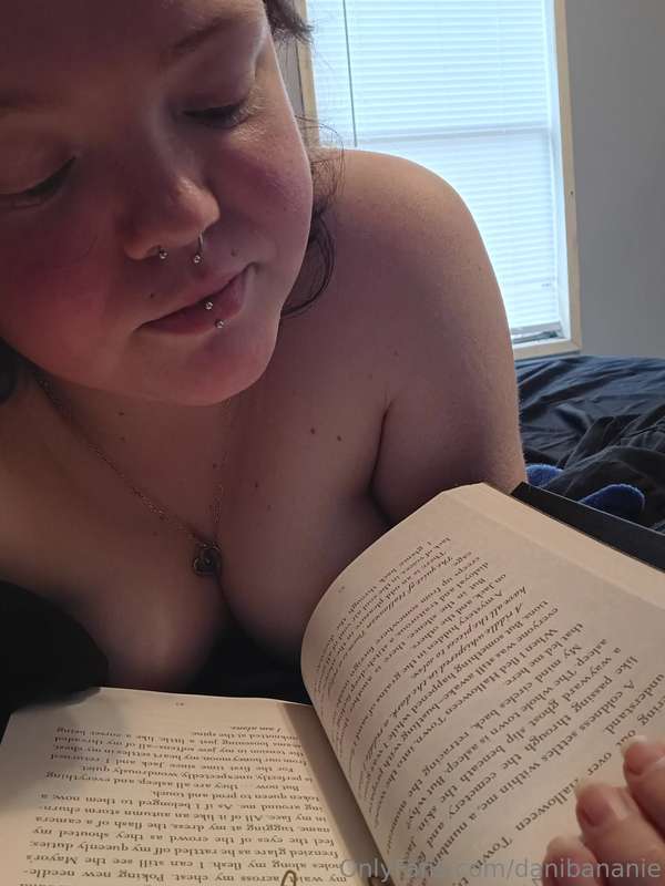 Who else likes to read naked? 