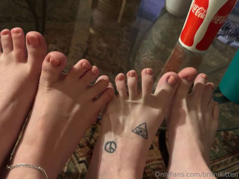 hi feet ppl follow my bb @barefootbunnyyyy222 😚 we have lots..