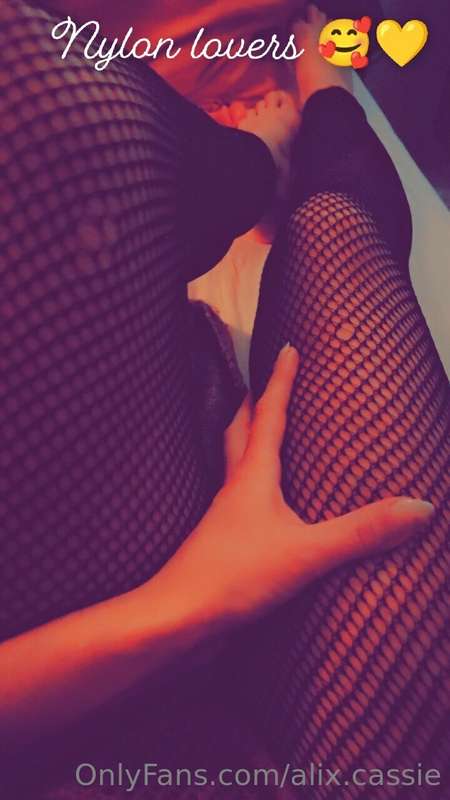 Wie houdt er hier van nylons? 🧦Who likes nylons?