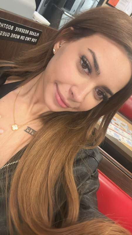 Felt hot, took pics… now it’s your turn to stare 😇📸