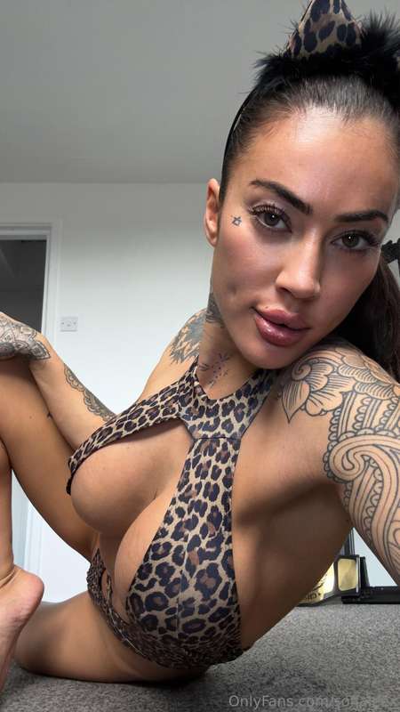 This pussy is purring for something big & hard🍆🍆