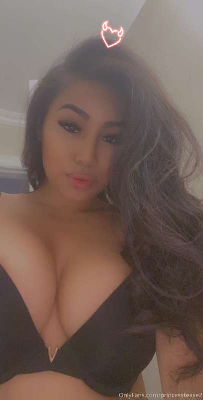😘😘 wouldn’t you like to see what’s under my bra?