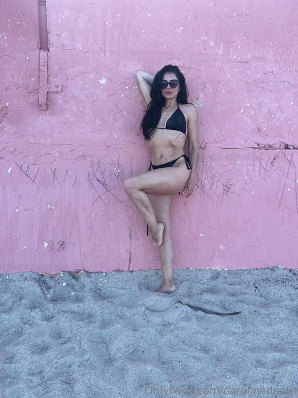 A beach a swimsuit and a little pink mood Let's run away tog..