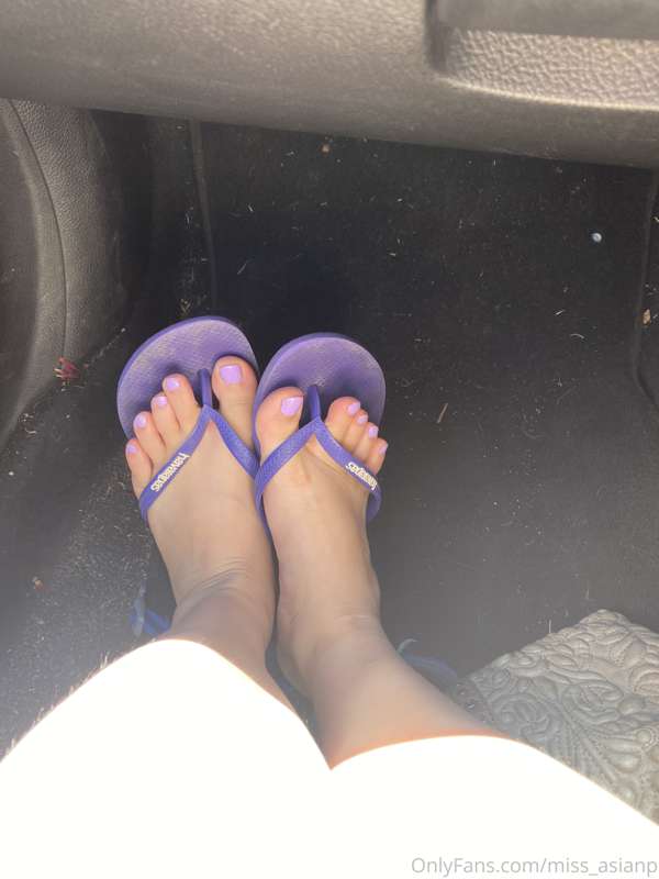 I’m loving my fresh pedicure 🦶 don’t you wish you can be nea..