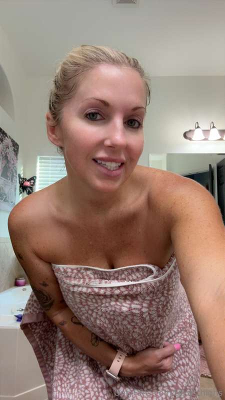 Fresh out of the shower 💦 What’s your Saturday plans? 😉