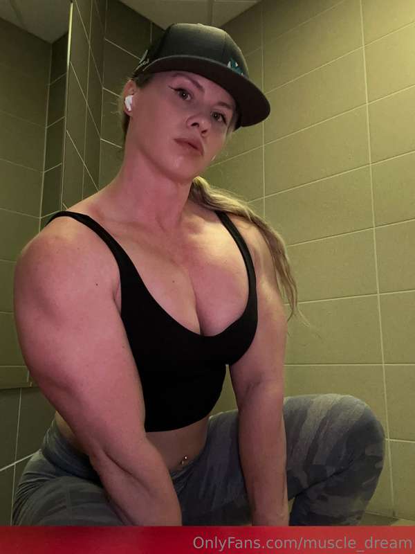 Who wants to dream more about these muscles. Dm me for a cus..