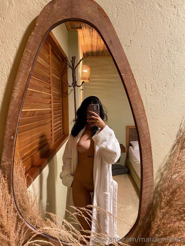 In front of the mirror… wishing you were right behind me 😈🔥