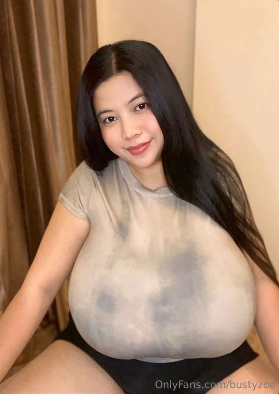 bustyzoe