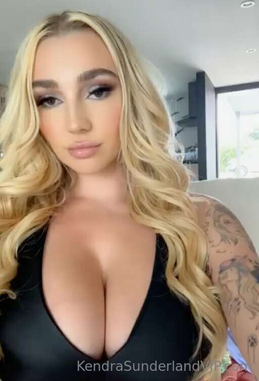 Photo 331 of Kendra Sunderland on Tocromo