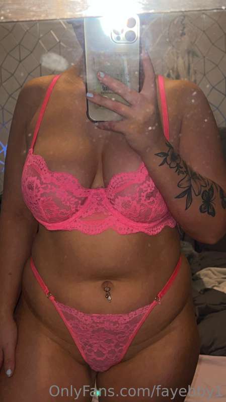Dm me for some juicy content, customs available 😈