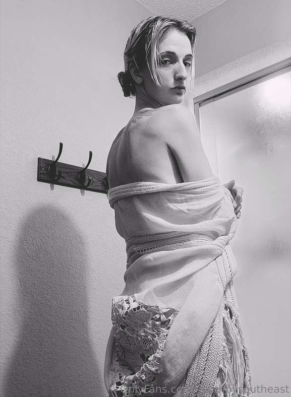 I seriously love this black and white one! I feel so... eleg..
