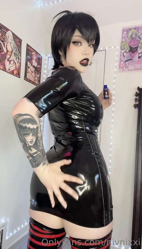 the texture of this shiny latex dress drove me insane back w..