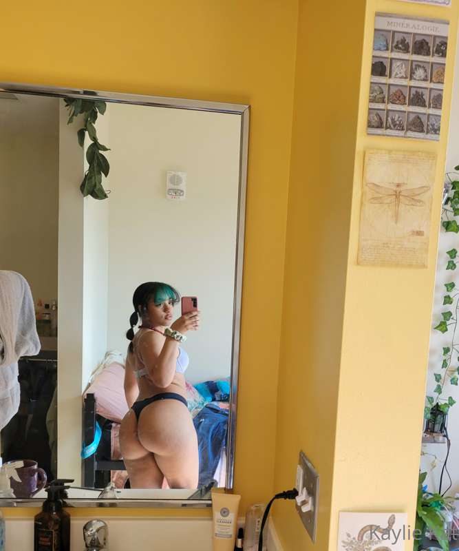 Hot serving of body with a side of cake 🎂