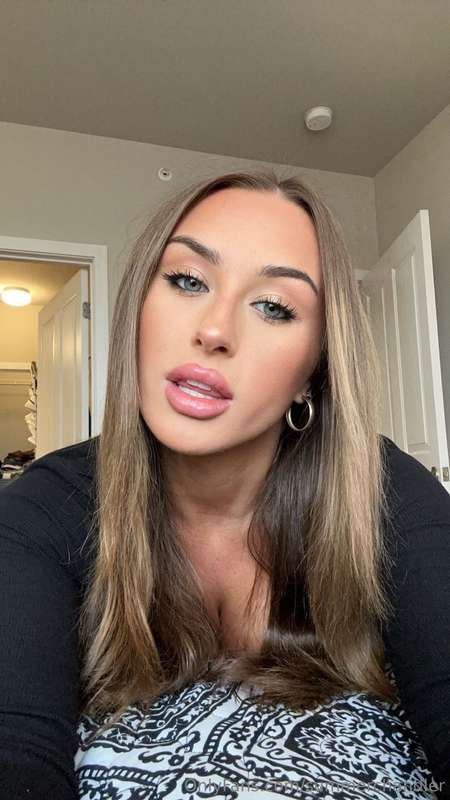 Soft lips 💋 naughty thoughts 😈