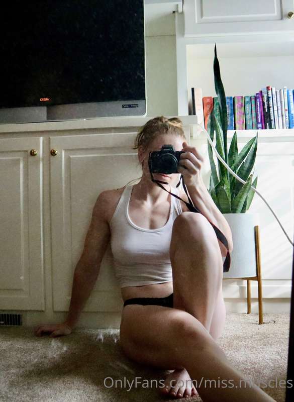 Little mirror selfie before I clean it💦