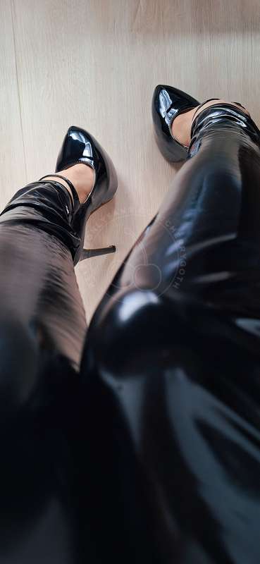 Sneak peek of the new heels I got as a gift from a beloved s..