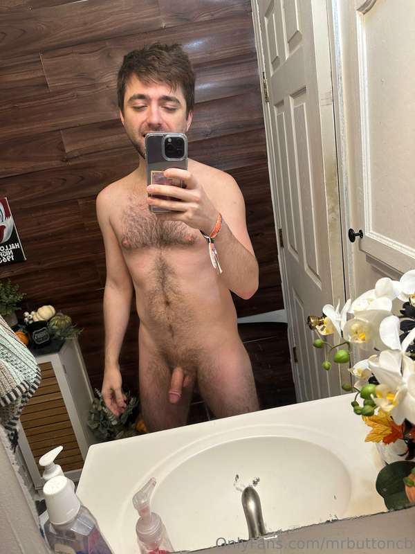 Damn I need a haircut. 💇   Good afternoon everyone it’s show..