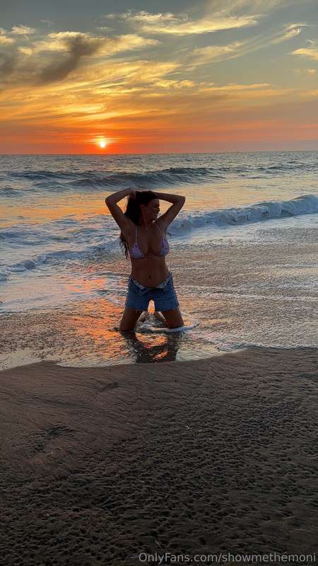 Happy Friday!A few days ago, I had a beach shoot with Natali..