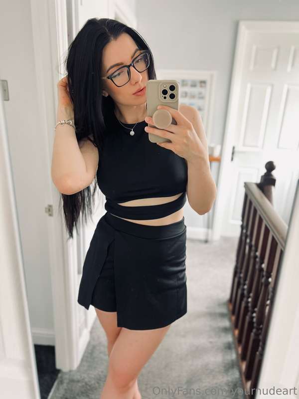 Thirsty Thursday 🖤 Do you like my outfit?
