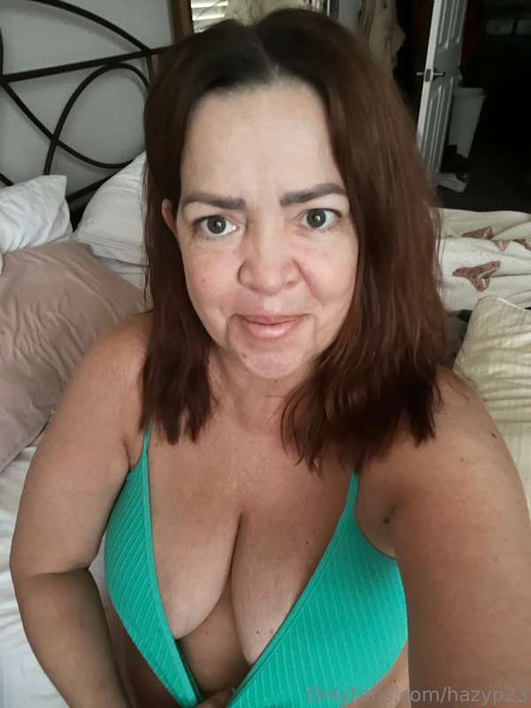 Where are my landing strip lovers? Getting my pussy waxed to..