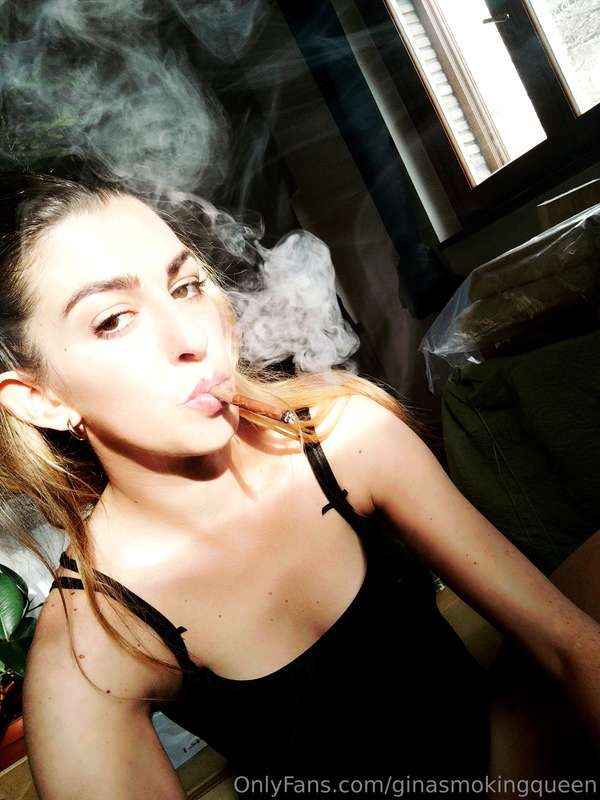 Marlboro leaf and a lot of smoke