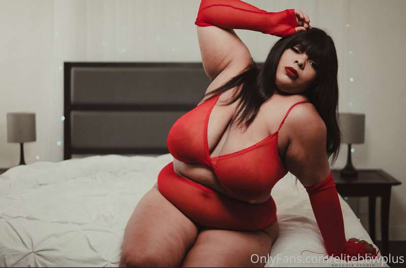 So much red ❤️ now I’m horny 💦💦💦 🍪 🍪