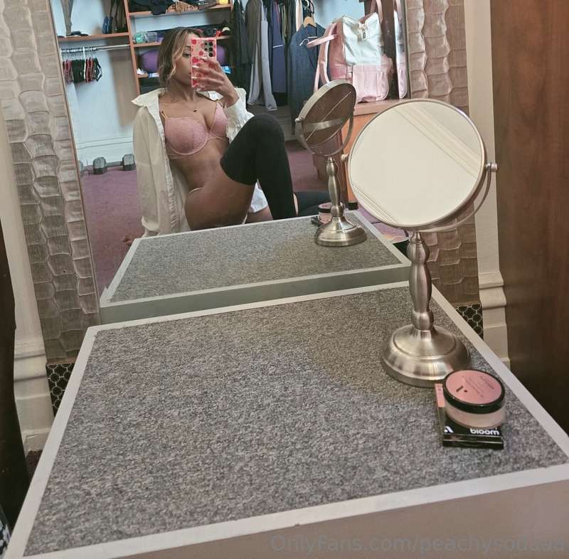 Quick selfie. Peachy is flying out the country againGone fro..