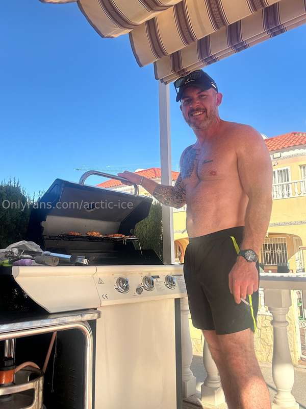 ♠️ Daddy cooking sausages in Spain, would you prefer if I co..