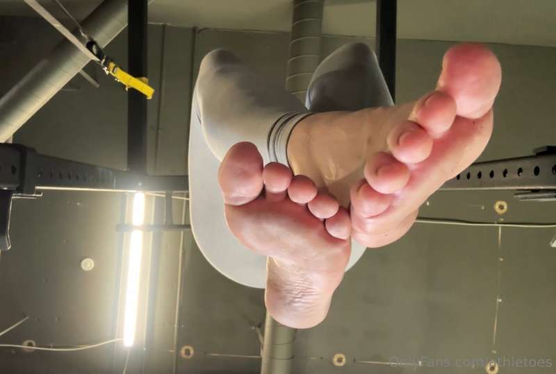POV Underneath me as I do pull-ups 💪