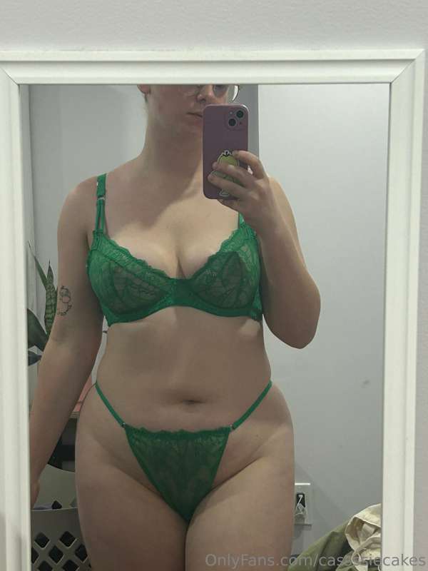 Thinking about doing a lil poison ivy type of fit with this ..