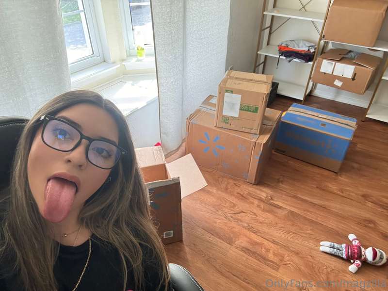 Someone can help me pack so I can get back to customs!! I st..