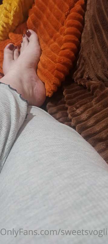 Posso sfiorarti il cazzo con i piedini? 👣 😜