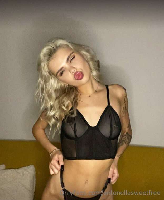 Text this hot blonde right now @baylin_grey 🍭She's online an..
