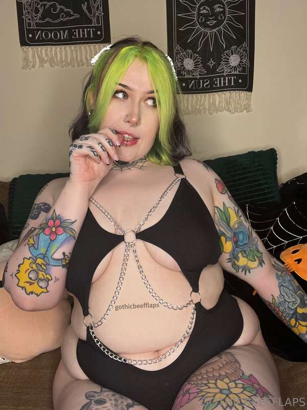 Can’t decide if i wanna be a good girl.. or be very very nau..