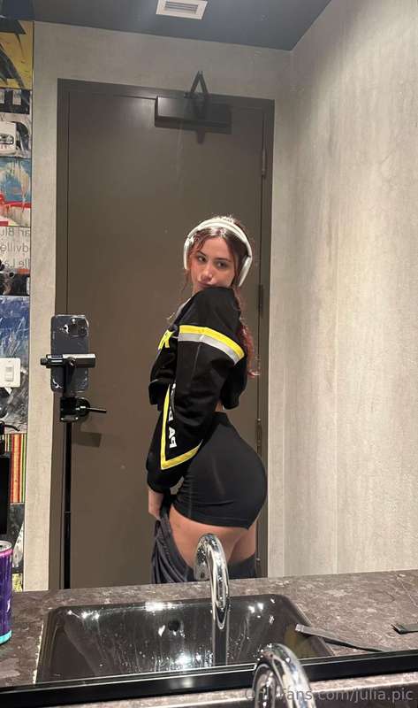 swipe for bootay >>>