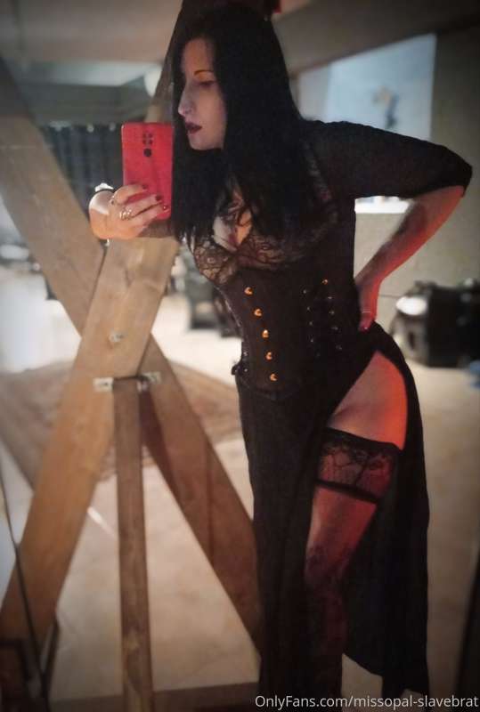 Mistress Opal aspetta lo slave pronta a tanti giochi nuovi.
..