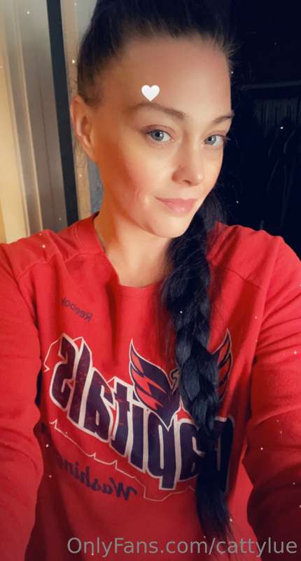 Hockey makes me sooooo horny 🏒💦 How many of you would be int..