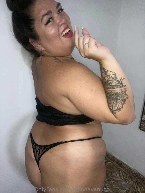 Your tiny cock couldn't handle my ass 🤏🏻