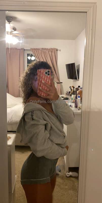 I love teasing you with the curve of my ass 💋