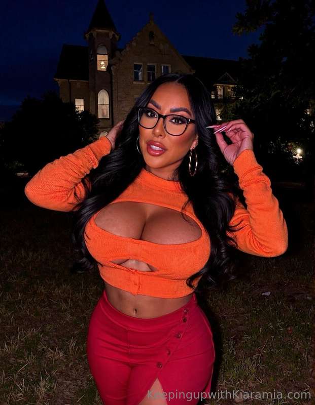 Live will be starting in 30 minutes!! ⏰ ⏰ OCTOBER 🎃🖤✨ TAKEOV..