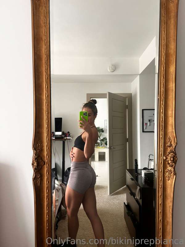 That mirror don’t lie… and neither does the curve 🍑