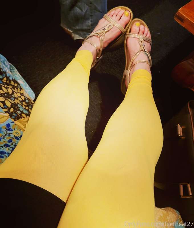 mellow yellow with matching toes 💛
