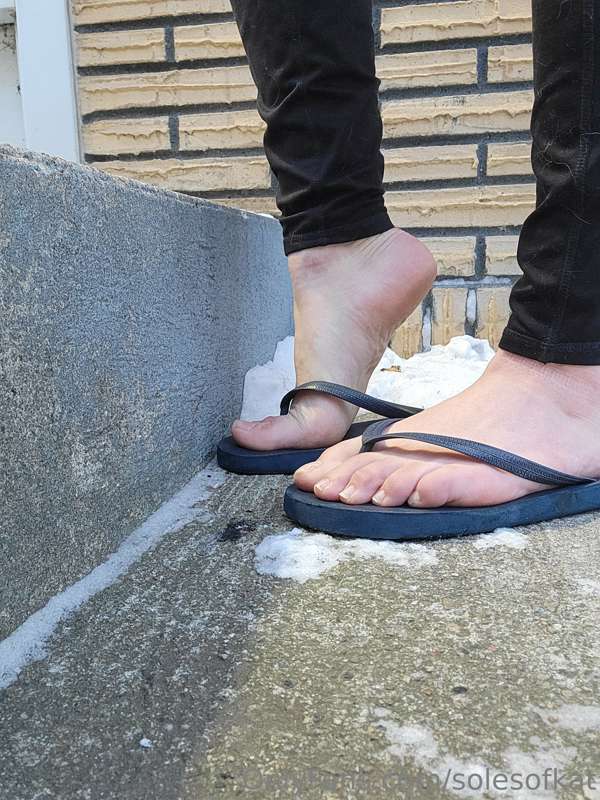 Never too cold for some naked toes.  Happy ToesDay