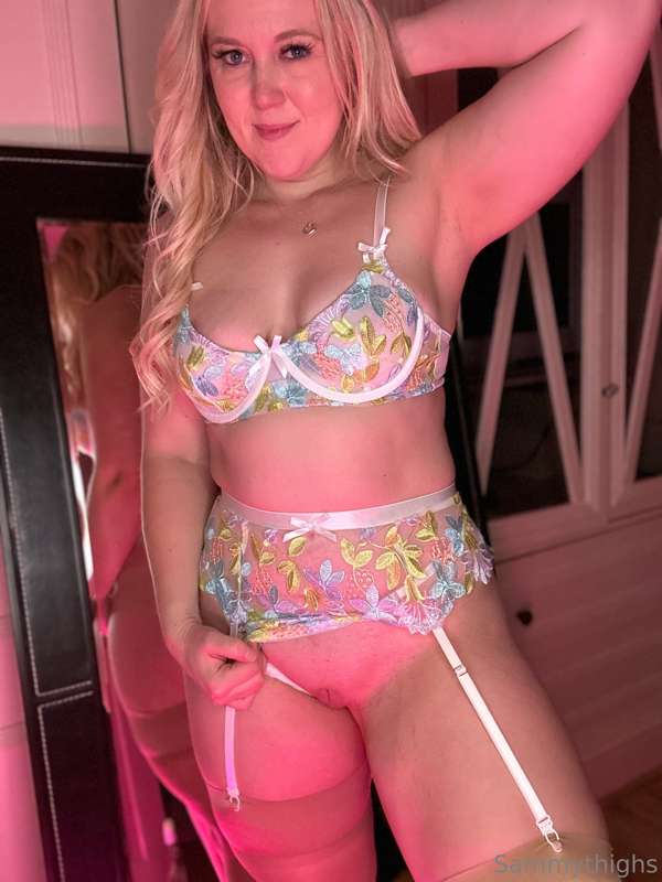 sammythighs photo