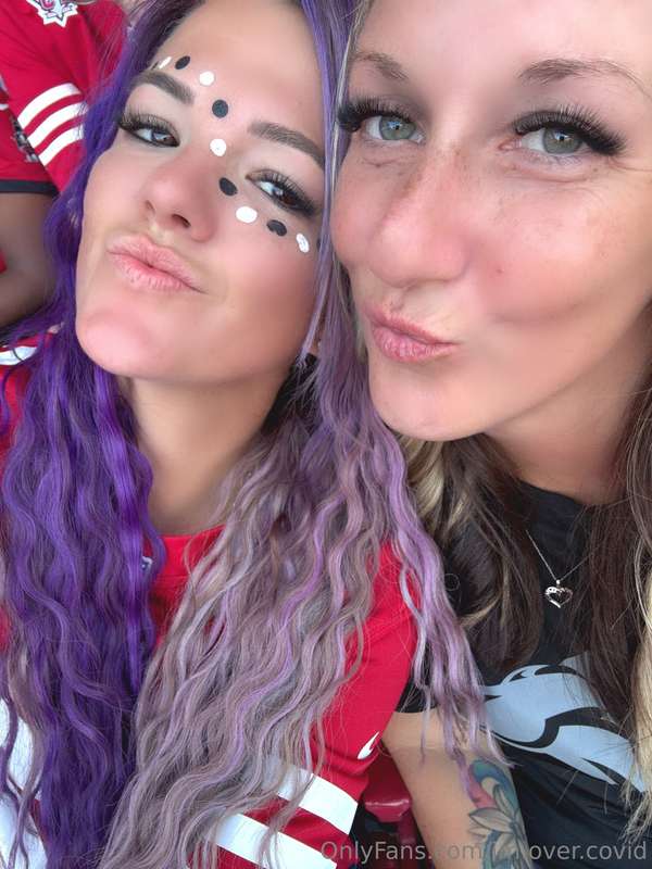 At the niners game with my girl heart🥰