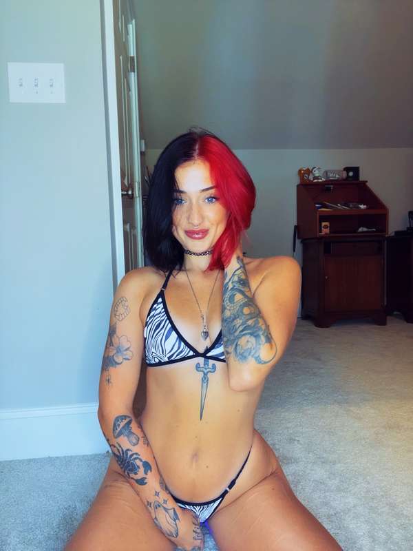 did ya miss me? 
the short red hair is making her OF debut